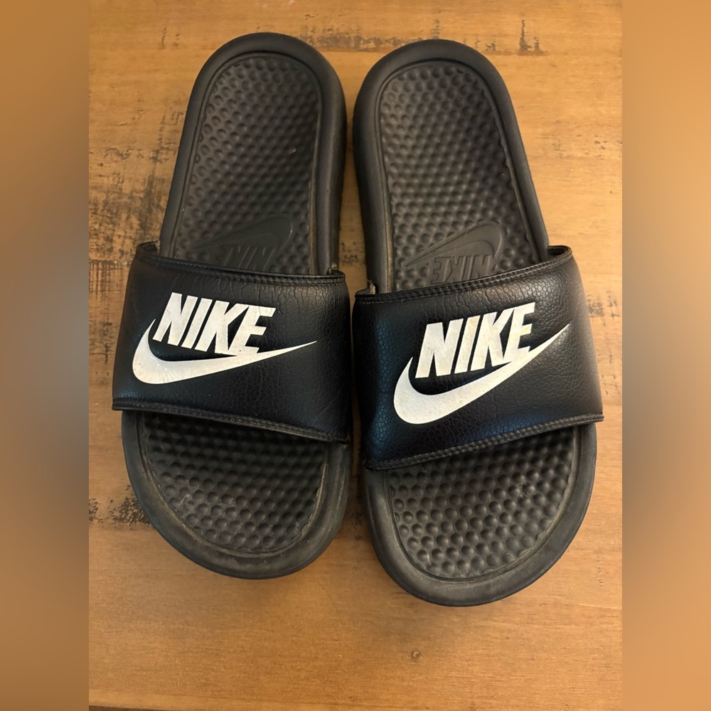 Nike Victori One Slides
Fits Men’s size 7 or Women’s size 8